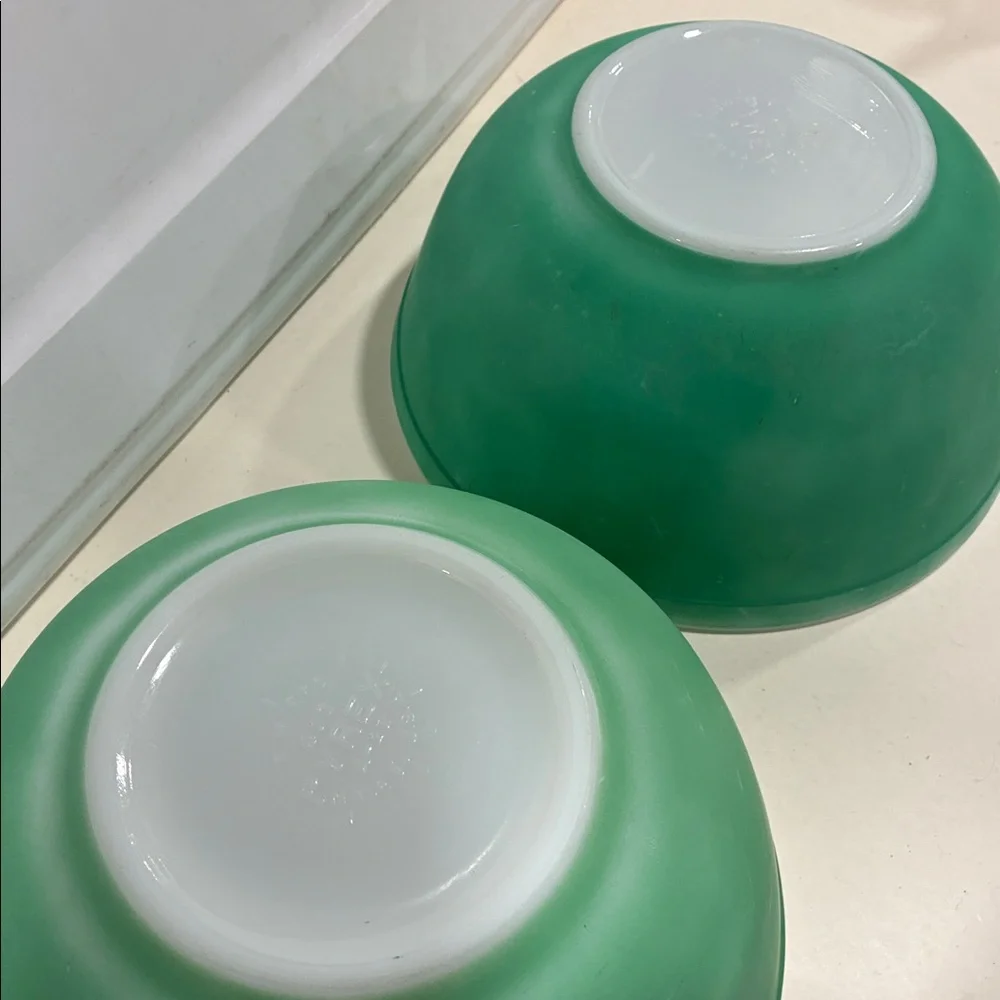 Pyrex Green/ White Bowl Big Green and White Vintage Pyrex Bowl shown on left